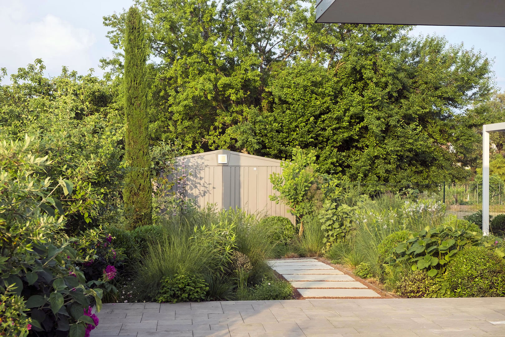 View 11 of the “Mediterranean Grass” garden design, created by Roberto Landello.