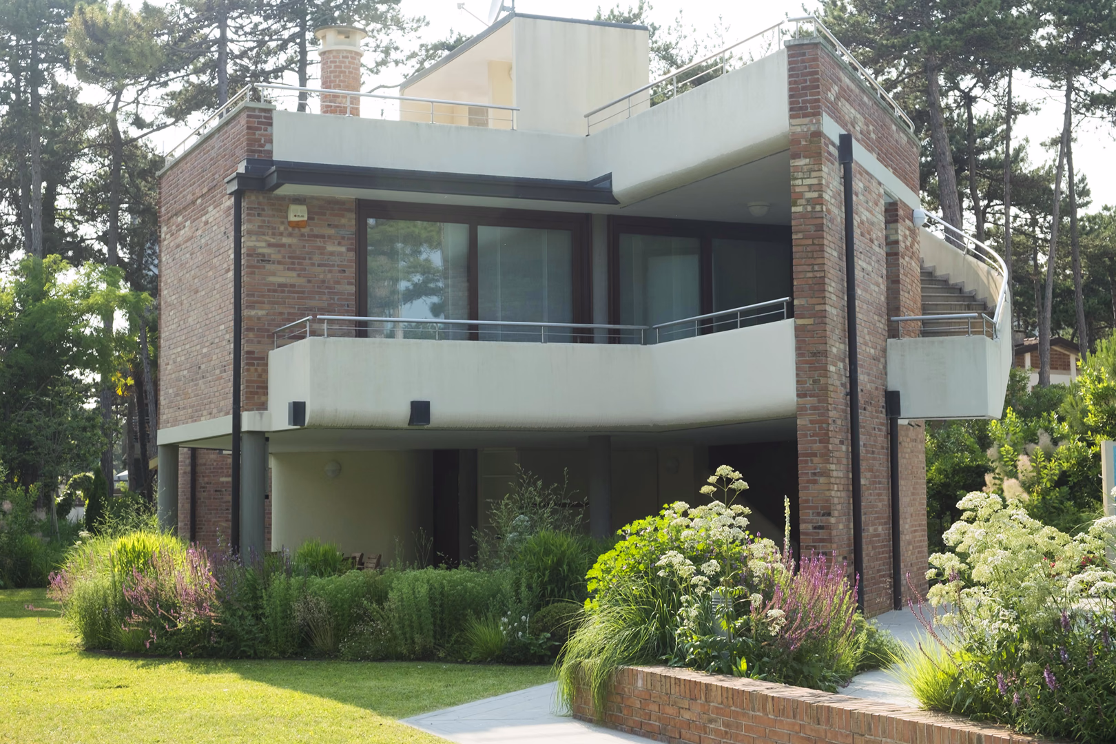 View 10 of the “Natural Garden” garden design, created by Roberto Landello.